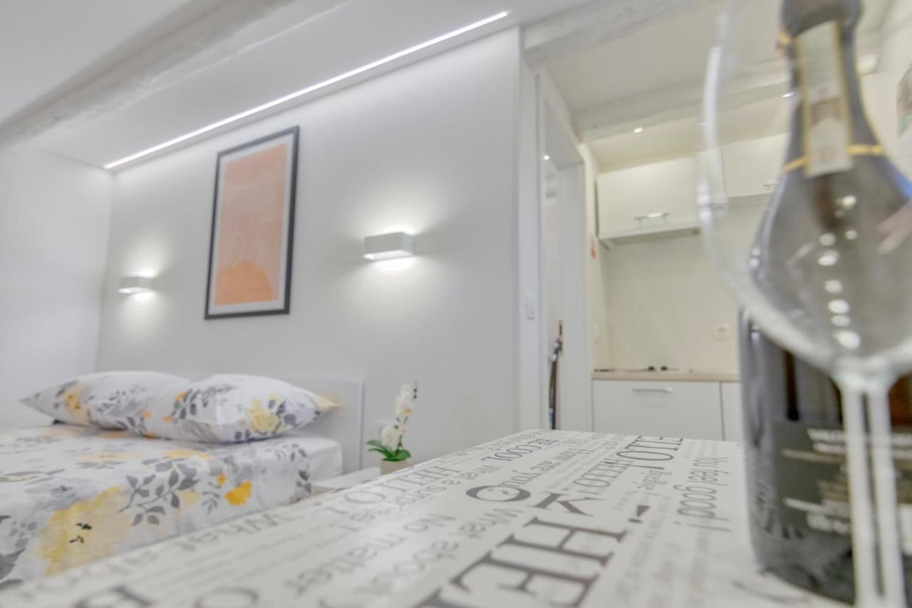 Apartment Light In Pula Exterior foto